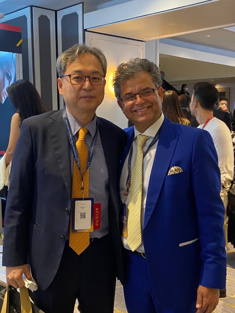 With international physicians at the venue